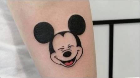 Tetovējums ar Mickey Maus tēlu