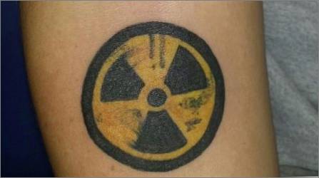 Tetovējums radiācijas zīmes veidā