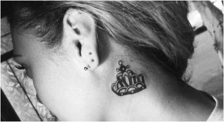 Viss par Tattoo Crown uz kakla