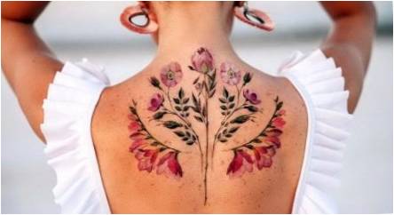 Viss par tetovējumu ziedu veidā